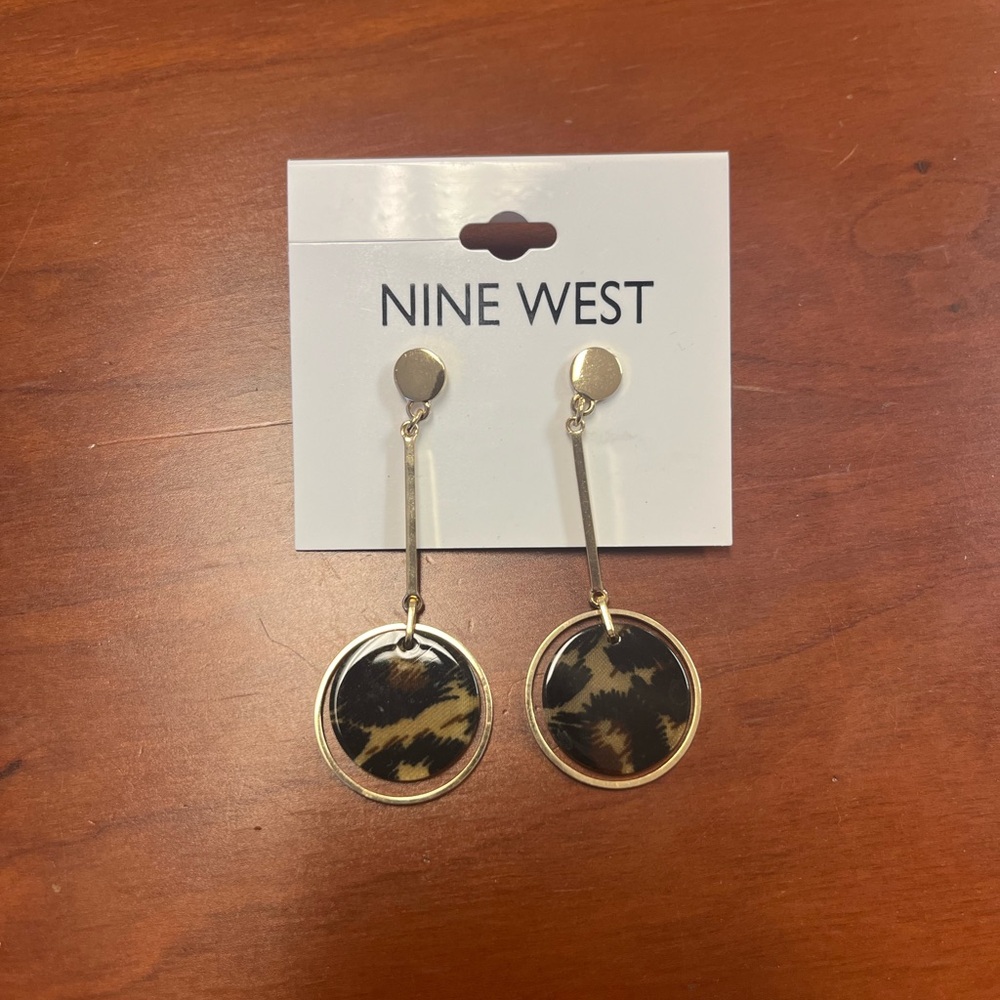 Nine West dangle earrings gold & leopard